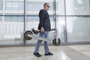 Elektrikli scooterlı iş adamı