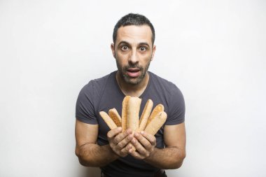 Beyaz arka planda hamur işleri olan adam  