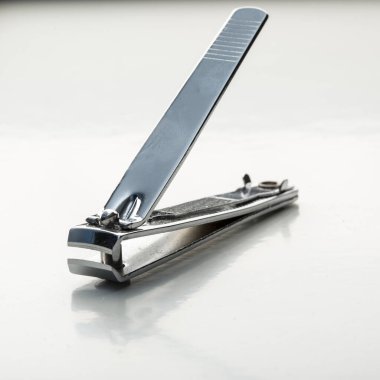 Beyaz arkaplanda cımbızı kapat 