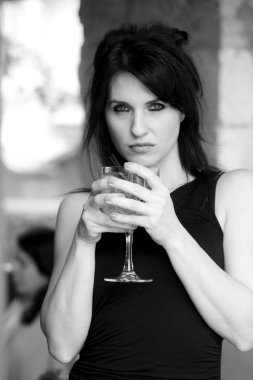 Restoranda bir bardak kokteyl içen güzel bir esmer kadının portresi.