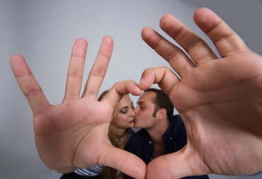 Kadın ve erkek aşk belirtileri gösteriyorlar.