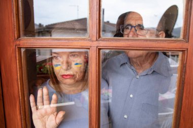 Evde karantina sırasında yaşlı çiftler