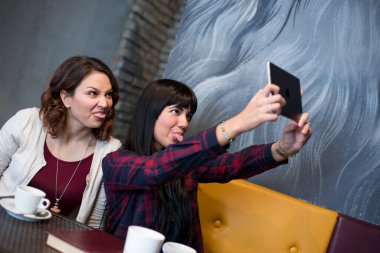 Arkadaşlar selfie kafede alarak