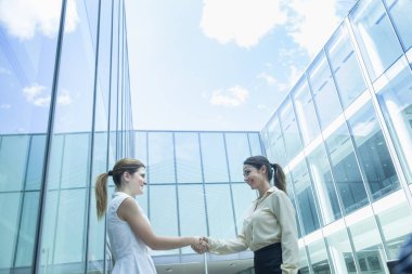 İki iş ortağı el sıkışıyor.