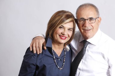 Orta yaşlı İspanyol çift sarılıyor. 