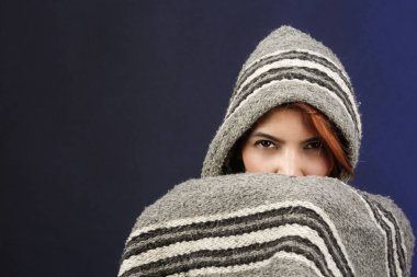 Çizgili pançolu kız, mor arka planda izole edilmiş.