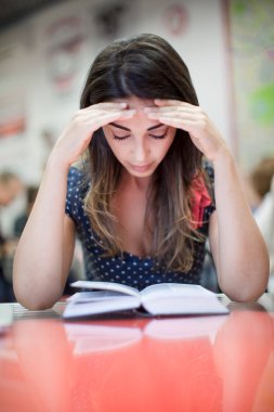 Okul kütüphanesindeki genç kız. 