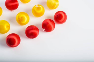 Renkli mücevherlerin Noel süslemesi