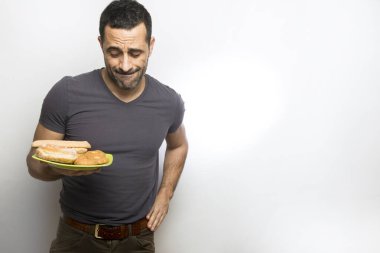 Beyaz arka planda hamur işleri olan adam  