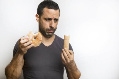 Beyaz arka planda hamur işleri olan adam  