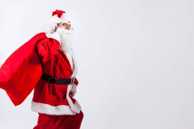 Noel Baba, göl kenarında beyaz arka plan üzerinde