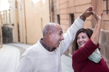 Olgun çift şehirde yürüyüş