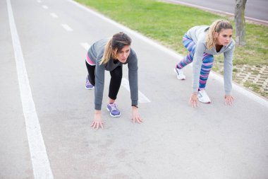 Dışarıda egzersiz yapan genç kadınların portresi.