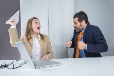 Ofiste oturan bir kız, patronu ona saldırırken bir kağıt uçak fırlatıyor.