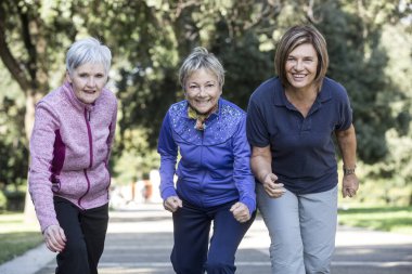 Ormanda koşan kıdemli arkadaşlar