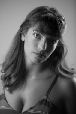 Gri arkaplanda güzel bir genç kadının siyah beyaz portresi