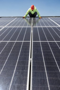Güneş panelleri işçisi. 