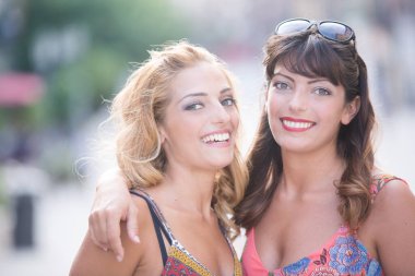 İki ikiz kameraya gülümsüyor.