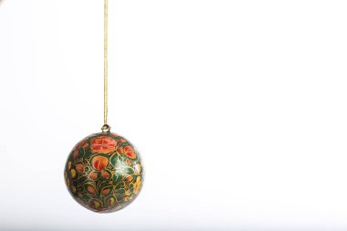 Beyaz arka planda noel şablonu asılı Noel balosu