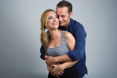 Mutlu çift sarılıyor ve gülüyor.