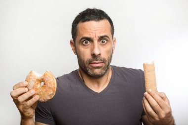 Beyaz arka planda hamur işleri olan adam  