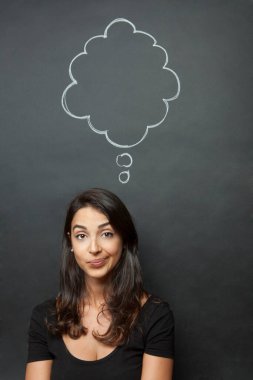 Koyu renk saçlı kız, arka planda düşünceleri taklit eden bir konuşma balonuyla komik bir yüz yapar.