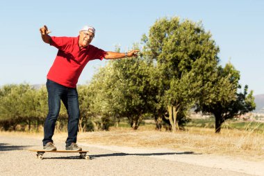 Kaykay süren son sınıf öğrencisi.