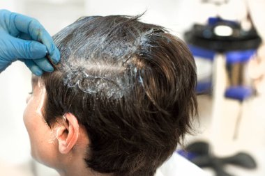  Güzellik salonunda bir çocuk. Beyaz gömlekli bir adam. Berber dükkanında sakallı bir saç kesimi.. 