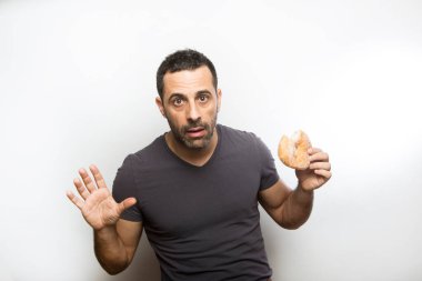 Beyaz arka planda hamur işleri olan adam  