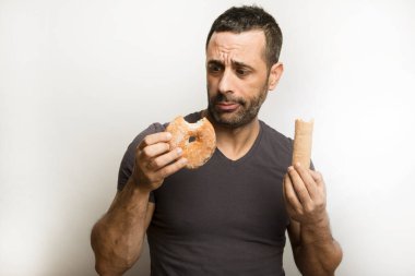 Beyaz arka planda hamur işleri olan adam  