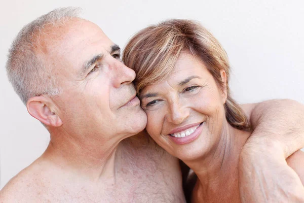 Retrato Feliz Pareja Ancianos Abrazos — Foto de Stock