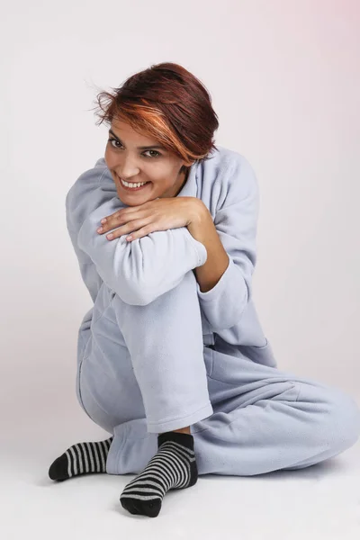 Девушка Пижаме Счастлива Пробуждение Изолированные Белом Фоне — стоковое фото
