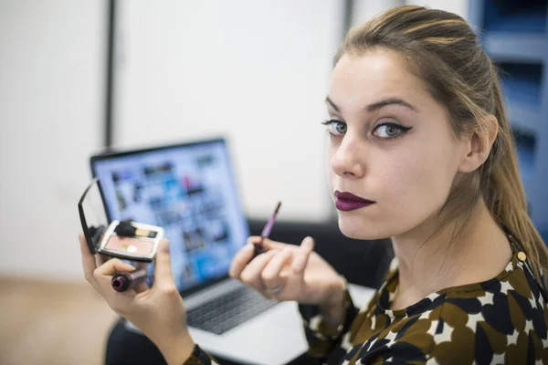 Ung Kvinna Klädd Casual Avslutar Makeup Sitt Kontor Samtidigt Sätta — Stockfoto
