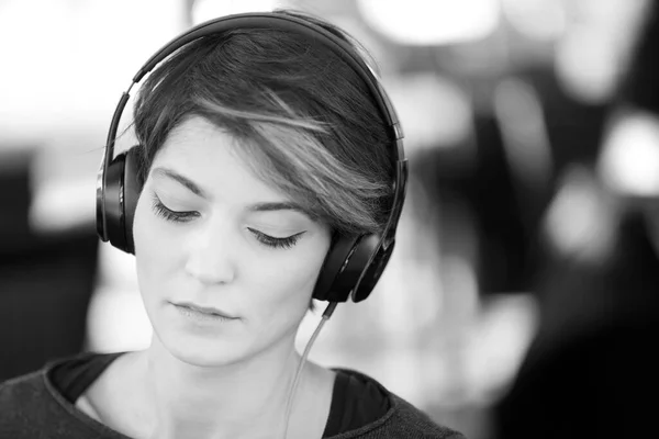 Mooi Donkerharig Meisje Luisteren Naar Muziek Met Koptelefoon Haar Oren — Stockfoto