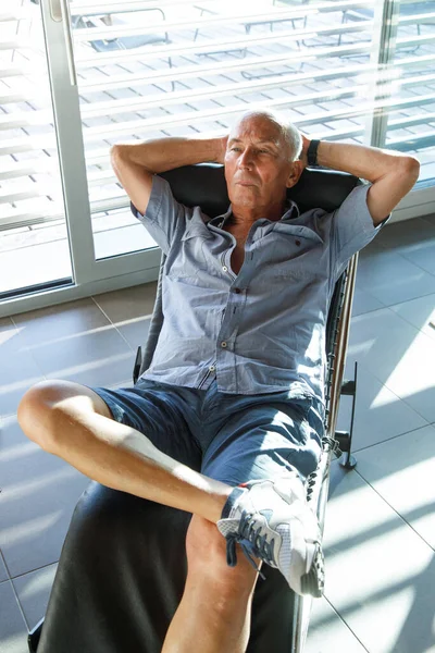 Sedmdesátiletý Starší Odpočívá Křesle Svém Obýváku — Stock fotografie
