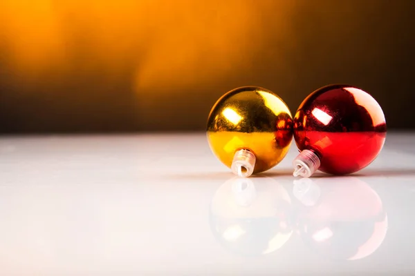Kerstballen Een Lichte Achtergrond — Stockfoto
