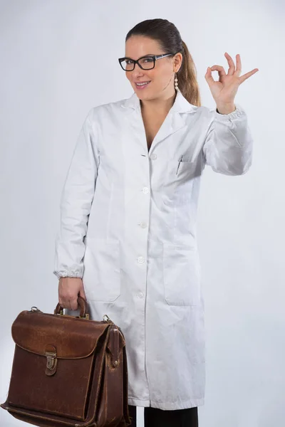 Blondýny Žena Lékař Brýlemi Nasbírané Vlasy Drží Lékařskou Tašku Dělá — Stock fotografie