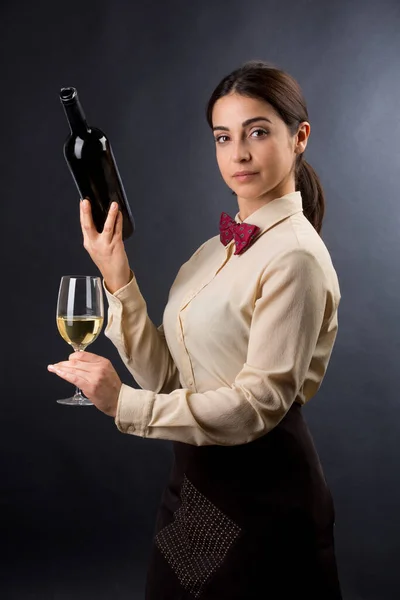 Schöne Und Elegante Kellnerin Mit Hemd Und Roter Fliege Ist — Stockfoto