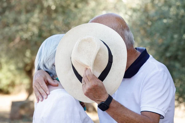 Счастливая Пожилая Пара Влюблённая Обнимается Открытом Воздухе — стоковое фото