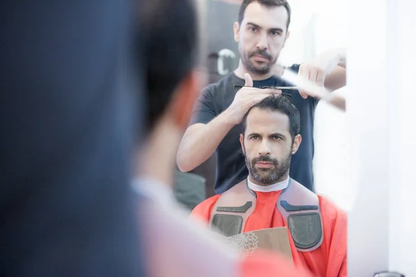 Homme Dans Salon Coiffure Faisant Coupe Cheveux — Photo