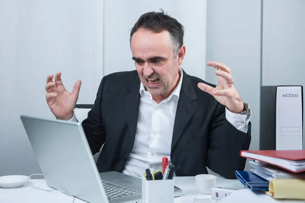 Wütender Mann Sitzt Einem Büro — Stockfoto