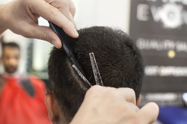 Kadeřník Stříhající Mužské Vlasy — Stock fotografie