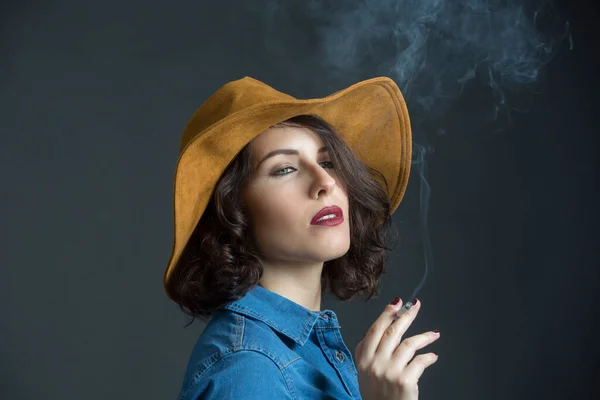 Chica Morena Con Camisa Vaquera Sombrero Vaquero Fuma Cigarrillo Produciendo — Foto de Stock