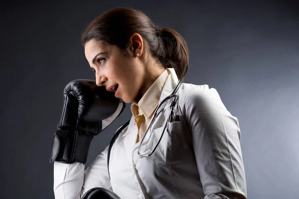 穿着白衣和拳击手套的女医生 准备好面对和战斗 在白人背景下被隔离 — 图库照片