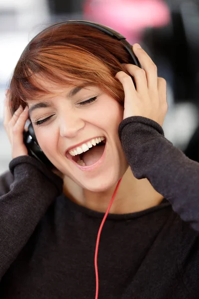 Mooi Donkerharig Meisje Luisteren Naar Muziek Met Hoofdtelefoon Haar Oren — Stockfoto