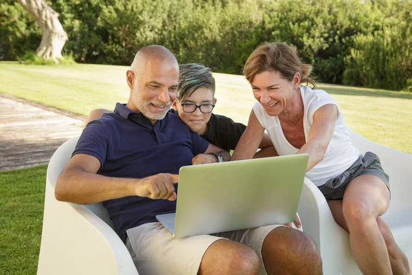 Vater Mutter Und Sohn Genießen Etwas Interessantes Laptop Anzuschauen Während — Stockfoto