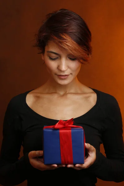 Красивая Девушка Черной Рубашке Счастлив Иметь Два Подарка Которые Будут — стоковое фото