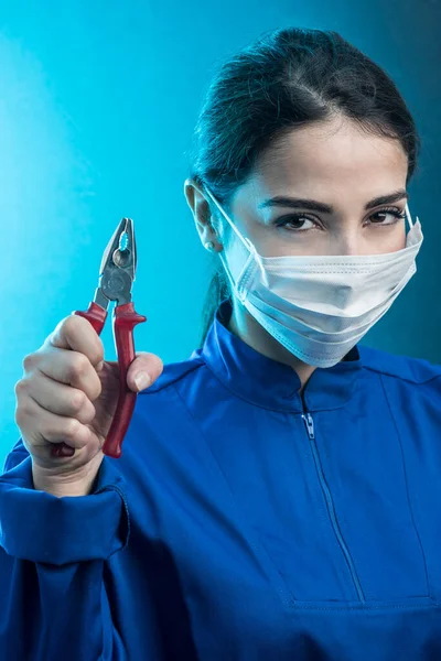 Zahnärztin Mit Operationsmaske Und Blauem Mantel Zeigt Arbeitswerkzeug Der Einen — Stockfoto