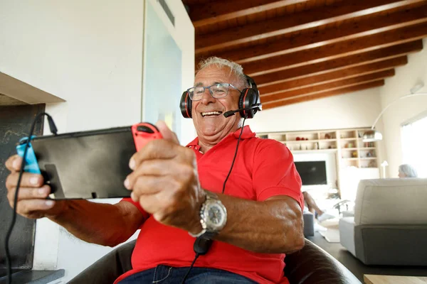 Senior Nutzt Smartphone — Stockfoto