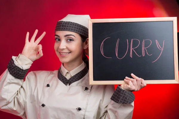 厨师拿着写有 字样的黑板 在上面用红色背景隔开 做一个确定的标志 — 图库照片